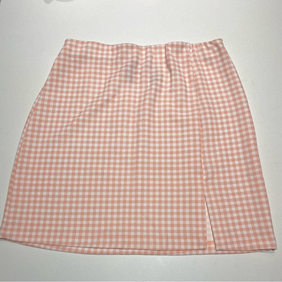 π 2 FOR 10$π Cute mini plaid pink and whit skirt with front slit